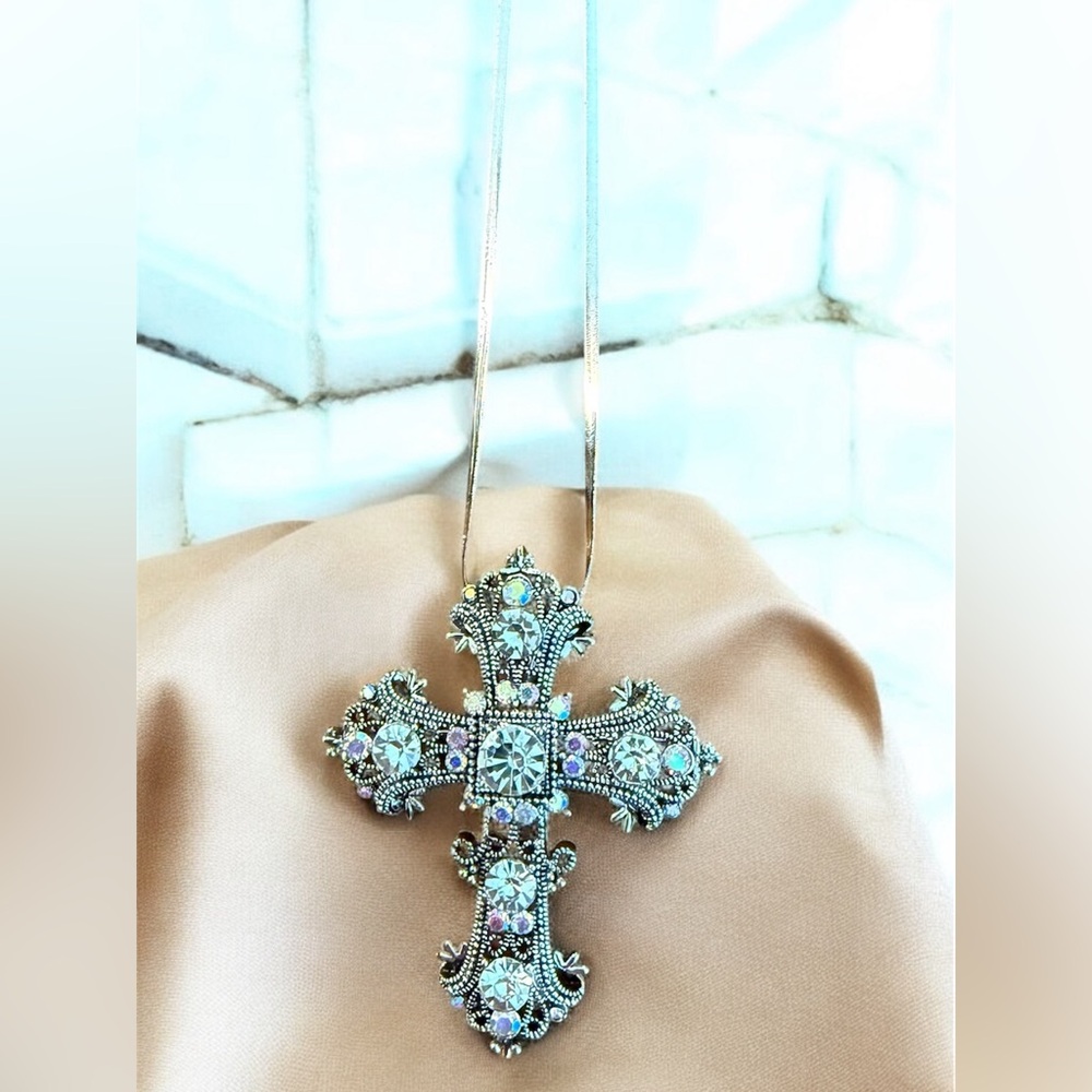 Gorgeous Silver Cross Pendant Necklace